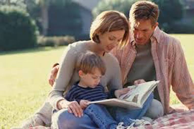 Современная семья читать. Родители и дети. Семейное чтение. Родители читают Библию с детьми. Читающая семья.